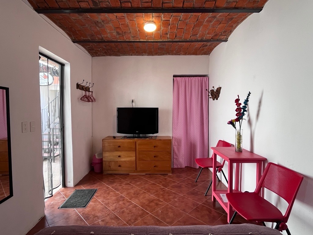 Relax in a 1‑Bedroom Suite with a Shared Kitchen