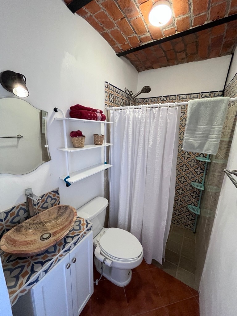 Relax in a 1‑Bedroom Suite with a Shared Kitchen
