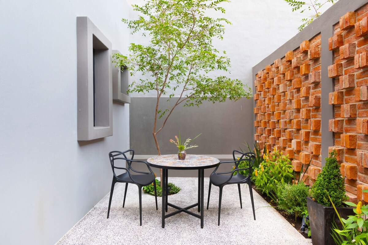Modern Light-Filled Apartment with Private Garden