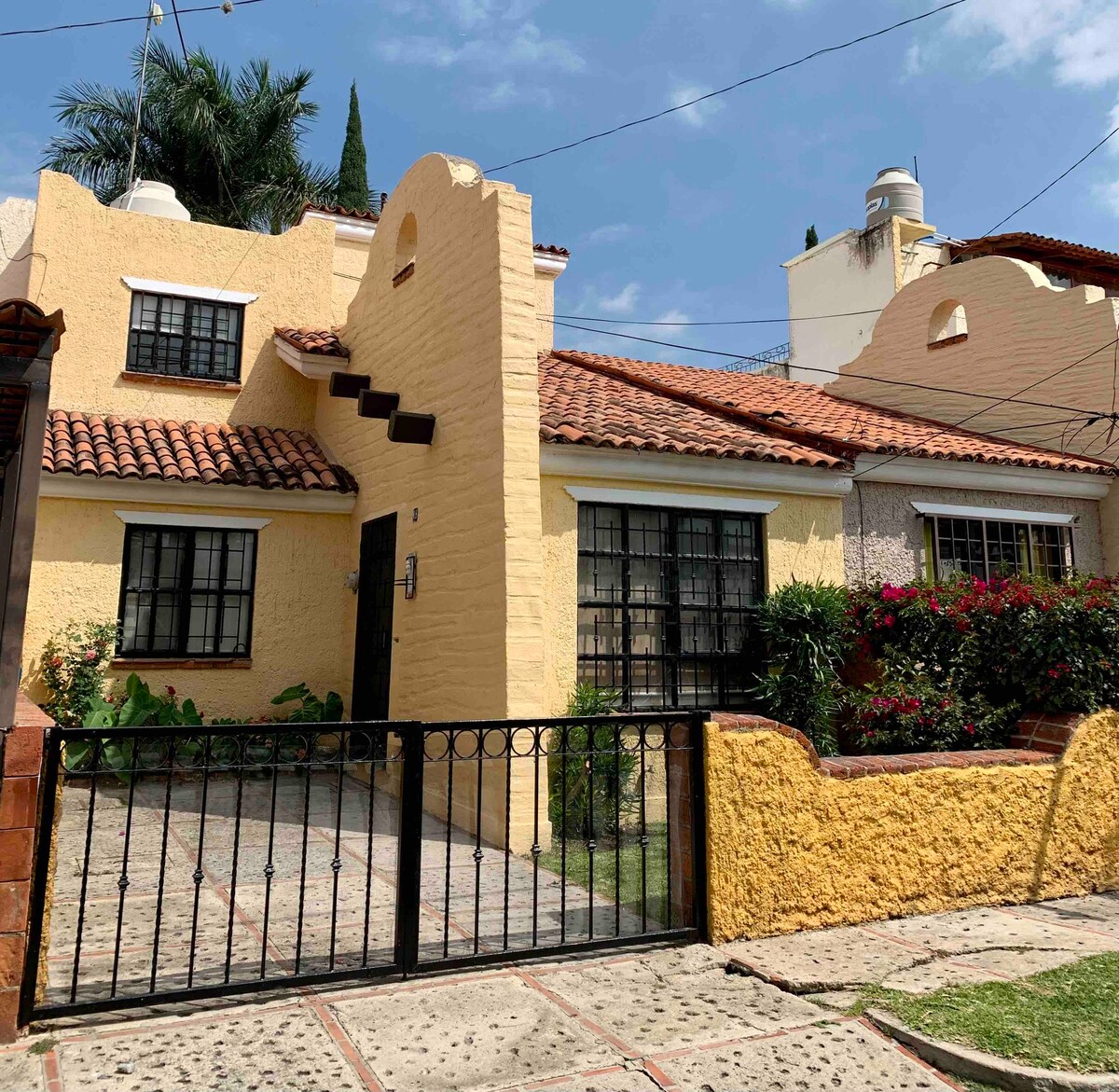 A house full of life, gardens, a pool and a terrace!