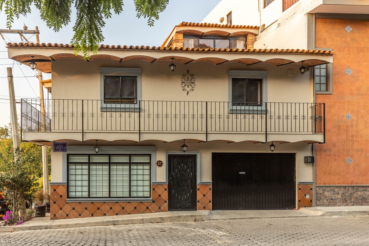 Casa Pantera - great location, AC, double internet