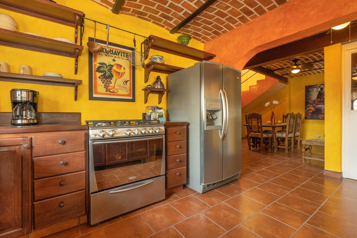 Casa Pantera - great location, AC, double internet